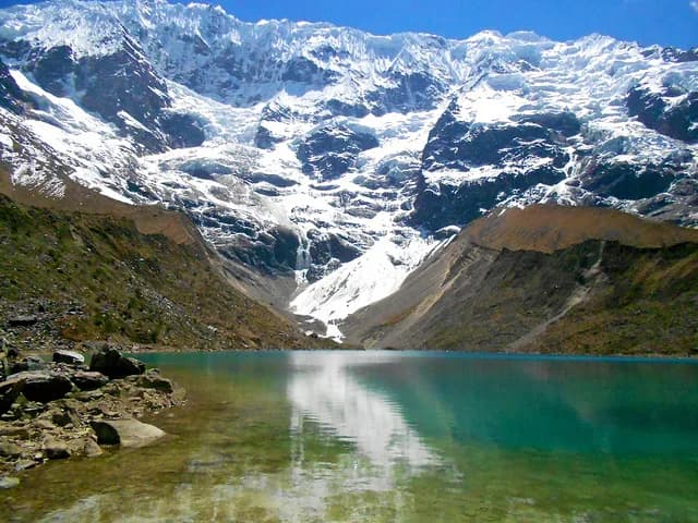 Laguna glaciar Humantay de aguas turquesas al pie del nevado Salkantay, en la región Cusco